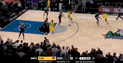 湖人绝杀！里夫斯压哨绝杀！排队给拉拉维亚道歉...