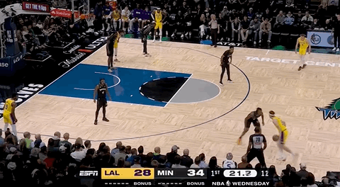 湖人绝杀！里夫斯压哨绝杀！排队给拉拉维亚道歉...