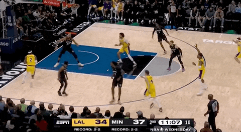 湖人绝杀！里夫斯压哨绝杀！排队给拉拉维亚道歉...