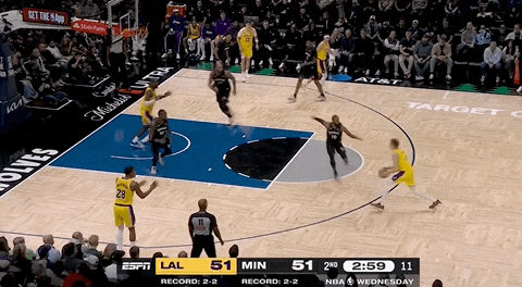 湖人绝杀！里夫斯压哨绝杀！排队给拉拉维亚道歉...