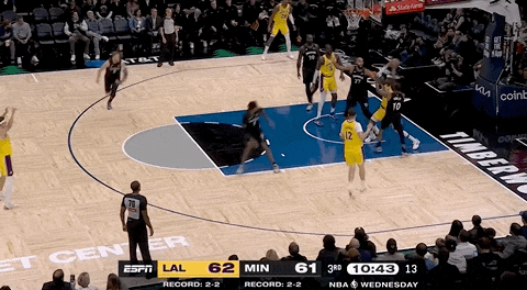 湖人绝杀！里夫斯压哨绝杀！排队给拉拉维亚道歉...