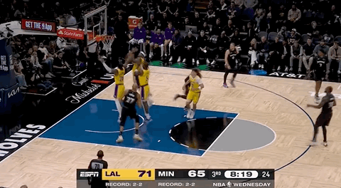 湖人绝杀！里夫斯压哨绝杀！排队给拉拉维亚道歉...