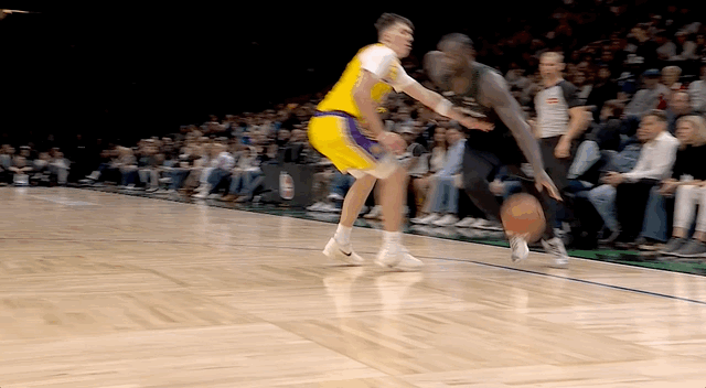 湖人绝杀！里夫斯压哨绝杀！排队给拉拉维亚道歉...