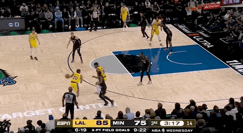 湖人绝杀！里夫斯压哨绝杀！排队给拉拉维亚道歉...