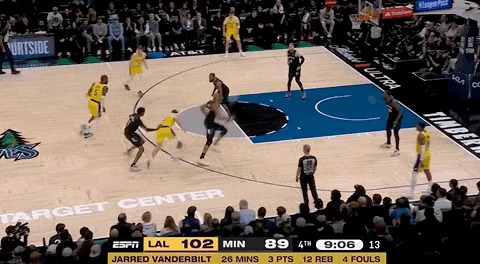 湖人绝杀！里夫斯压哨绝杀！排队给拉拉维亚道歉...