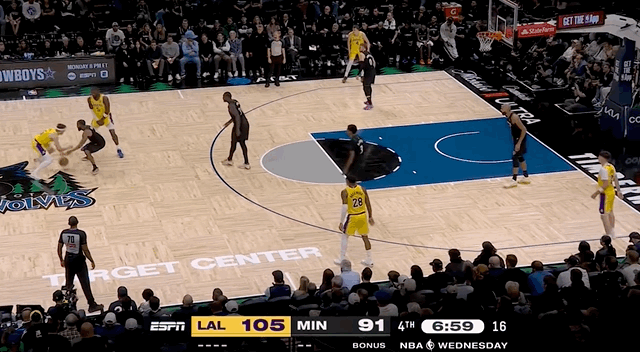 湖人绝杀！里夫斯压哨绝杀！排队给拉拉维亚道歉...