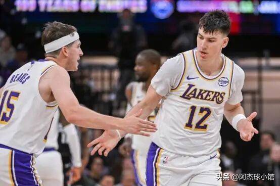 比肩科比!里夫斯压哨绝杀!厉害!