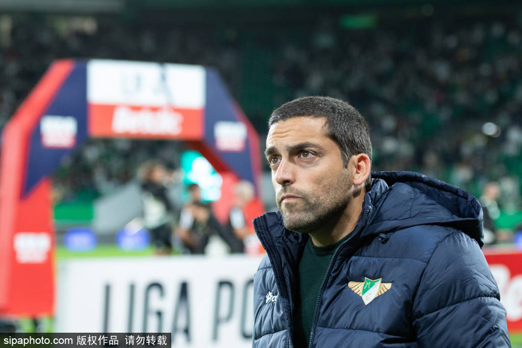 穆帅在欧冠现场发声：本菲卡球迷请停止投掷物品，恩佐角球时刻引发关注