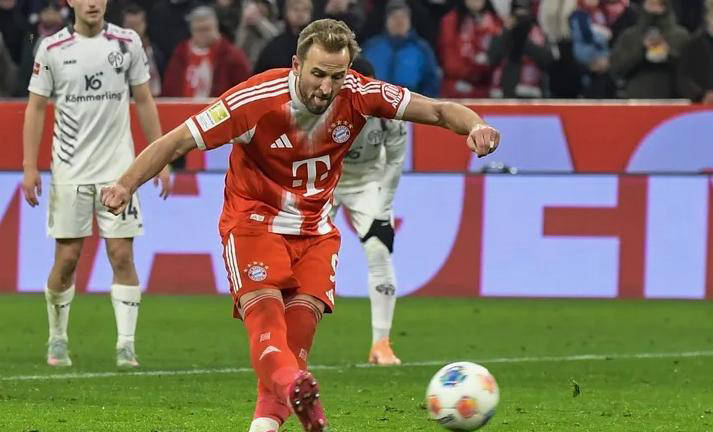 欧冠六冠王拜仁险些翻车，85%控球率轰出24次射门，创52年德甲神迹