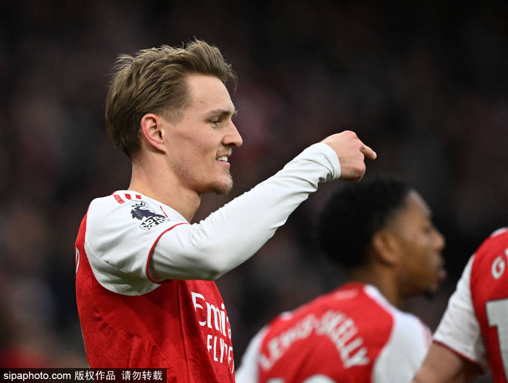 英超-厄德高破门赖斯造乌龙 阿森纳2-1布莱顿继续领跑