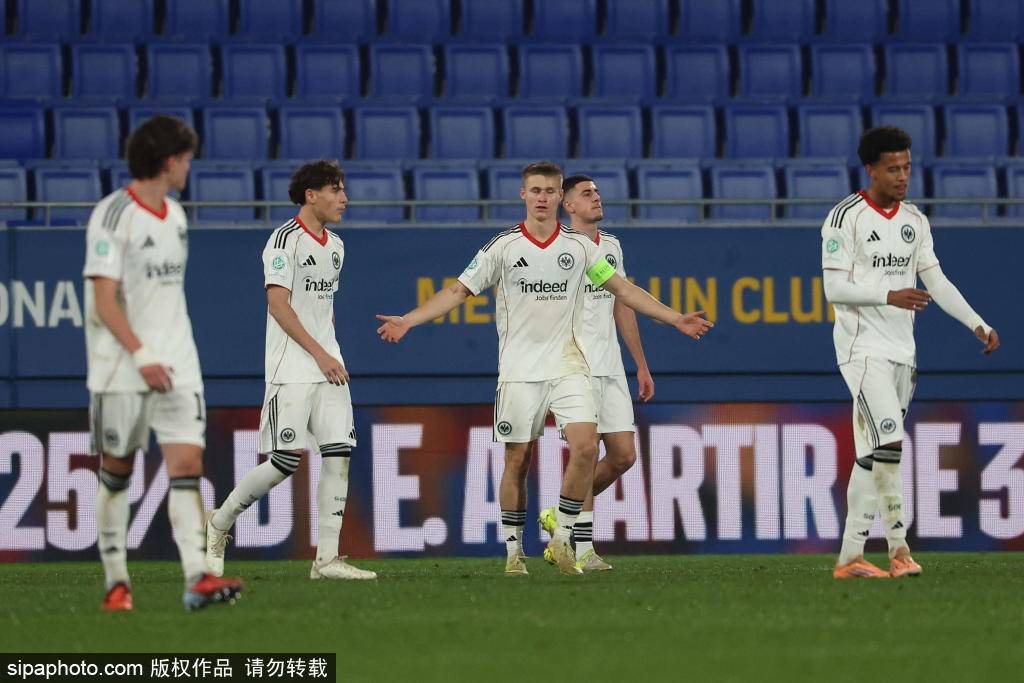 巴萨欧冠之夜：孔德双响逆转制胜 特尔施特根回归获全场致敬